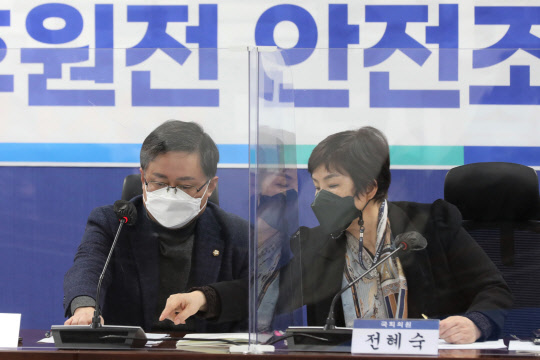민주당 노후원전안전조사TF 전혜숙 위원장(오른쪽)과 김성환 부위원장이 15일 국회 의원회관에서 열린 제2차 전체회의에서 대화를 나누고 있다. 연합뉴스